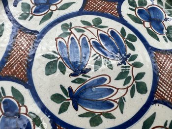DELFT 2 assiettes en faience polychrome 18ème