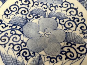 Piatto Imari policromo molto grande XIX secolo 46 cm