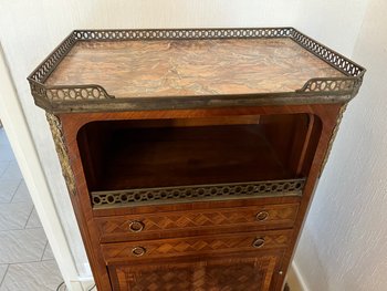 Petite commode de cabinet en marqueterie de style Louis XV
