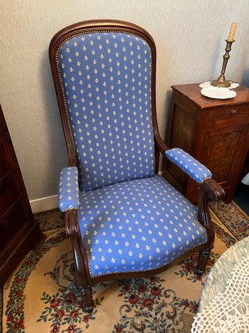 Fauteuil voltaire bleu avec fleur de lys