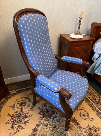 Fauteuil voltaire bleu avec fleur de lys