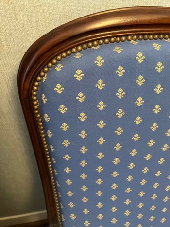 Fauteuil voltaire bleu avec fleur de lys