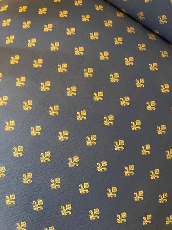 Fauteuil voltaire bleu avec fleur de lys
