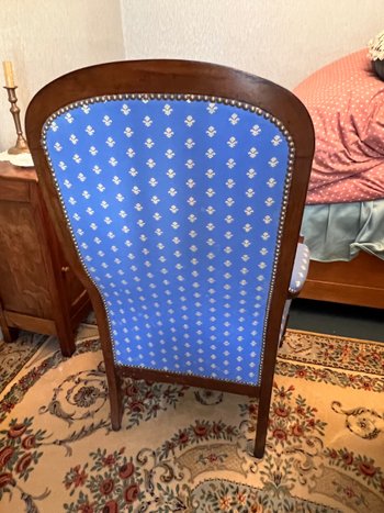Fauteuil voltaire bleu avec fleur de lys
