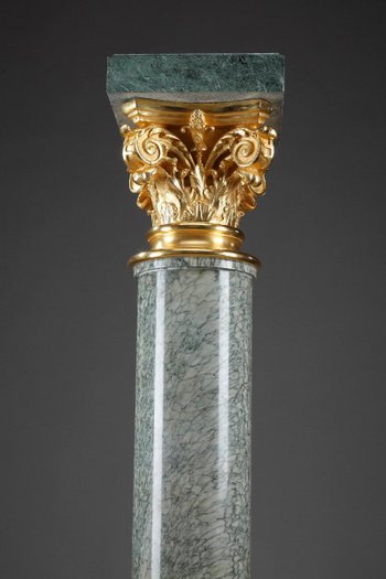 Imposing Corinthian saddle in marble and gilt bronze
