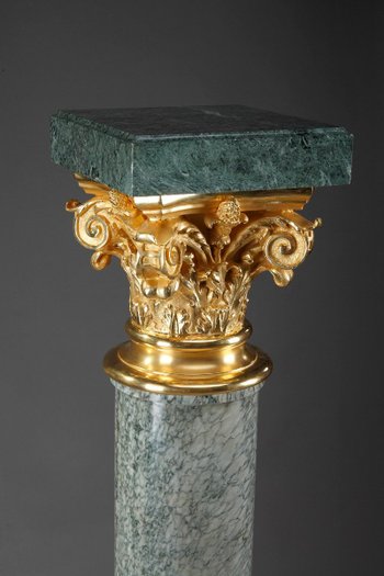 Imposing Corinthian saddle in marble and gilt bronze