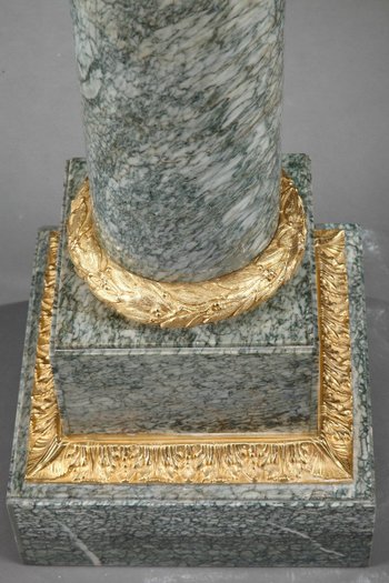 Imposing Corinthian saddle in marble and gilt bronze