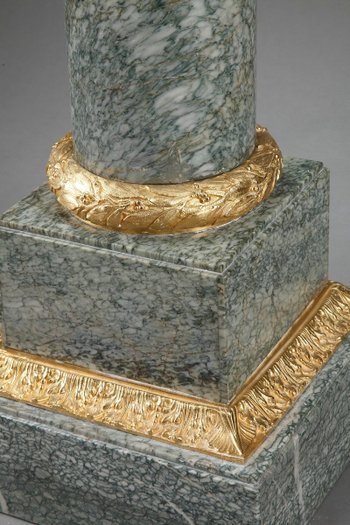 Imposing Corinthian saddle in marble and gilt bronze