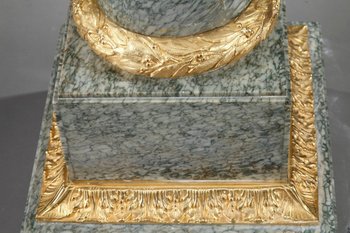 Imposing Corinthian saddle in marble and gilt bronze