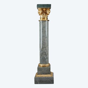 Imposing Corinthian saddle in marble and gilt bronze