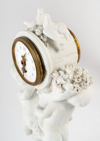 A porcelain cookie and gilded bronze set End of XIXth Century