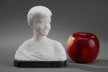 Piccolo busto raffigurante un ragazzo in alabastro
