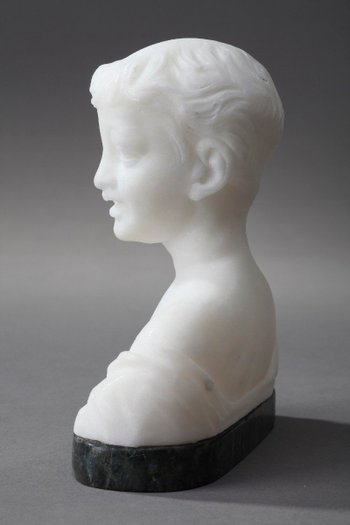 Piccolo busto raffigurante un ragazzo in alabastro