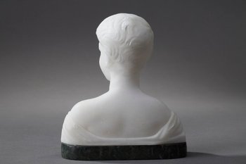 Piccolo busto raffigurante un ragazzo in alabastro