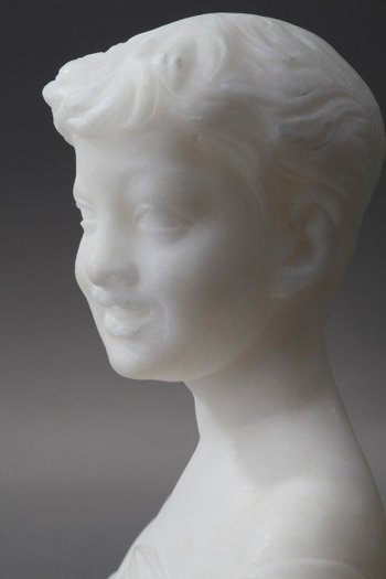 Piccolo busto raffigurante un ragazzo in alabastro