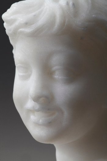 Piccolo busto raffigurante un ragazzo in alabastro