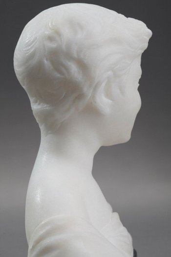 Piccolo busto raffigurante un ragazzo in alabastro