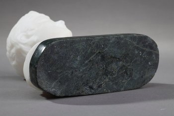 Piccolo busto raffigurante un ragazzo in alabastro