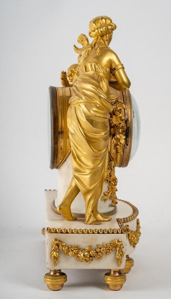 A Clock In Gilt Bronze And White Marble 18th Century