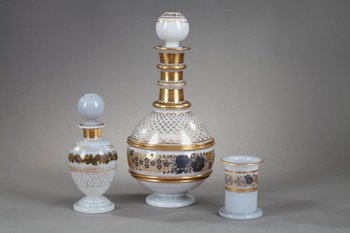 Service dit "verre d'eau" en opaline à décor Desvignes, Charles X