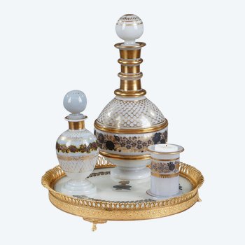 Service dit "verre d'eau" en opaline à décor Desvignes, Charles X