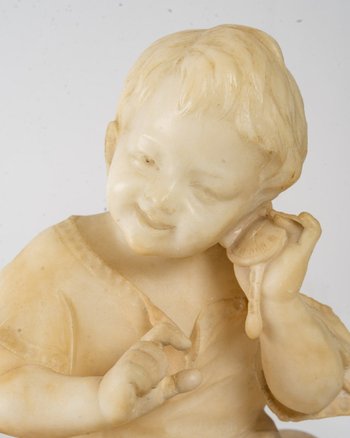 Figurina in alabastro di un bambino piccolo