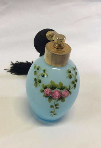 Dreiteiliges Toilettenset aus milchigem Opalin in der Farbe Himmelblau Handbemalt