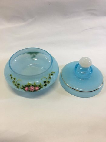 Dreiteiliges Toilettenset aus milchigem Opalin in der Farbe Himmelblau Handbemalt
