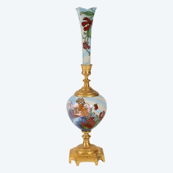 Jugendstil-Soliflorvase mit Frauen- und Blumendekor, um 1900