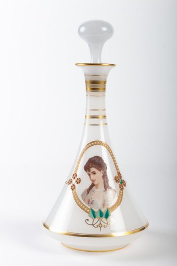 Servizio da acqua opalino bianco latte, disegno a filetti d'oro, fine XIX secolo