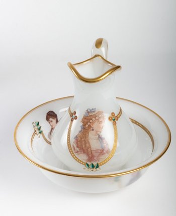 Servizio da acqua opalino bianco latte, disegno a filetti d'oro, fine XIX secolo
