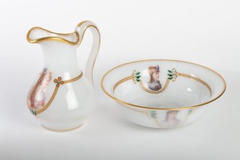 Servizio da acqua opalino bianco latte, disegno a filetti d'oro, fine XIX secolo