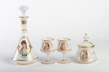 Servizio da acqua opalino bianco latte, disegno a filetti d'oro, fine XIX secolo