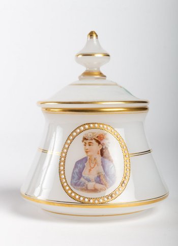 Servizio da acqua opalino bianco latte, disegno a filetti d'oro, fine XIX secolo