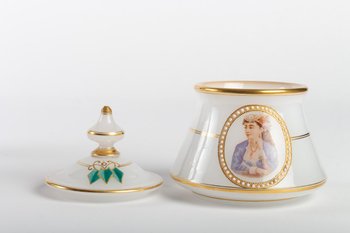 Servizio da acqua opalino bianco latte, disegno a filetti d'oro, fine XIX secolo