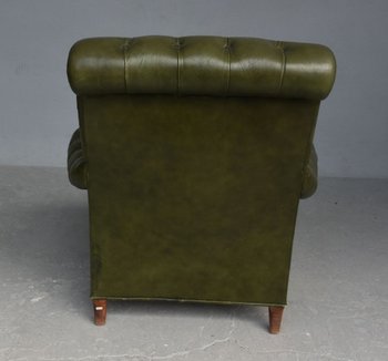 Olivgrüner Chesterfield-Ledersessel und Pouf