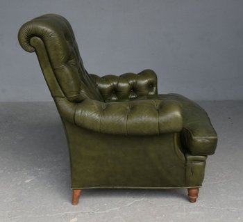 Olivgrüner Chesterfield-Ledersessel und Pouf