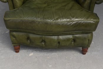 Olivgrüner Chesterfield-Ledersessel und Pouf