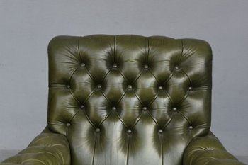 Olivgrüner Chesterfield-Ledersessel und Pouf