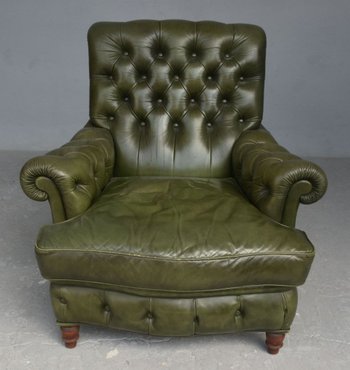 Olivgrüner Chesterfield-Ledersessel und Pouf