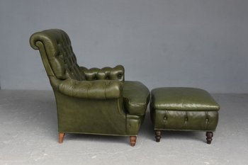 Olivgrüner Chesterfield-Ledersessel und Pouf