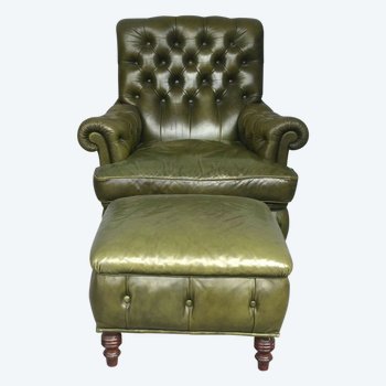 Olivgrüner Chesterfield-Ledersessel und Pouf