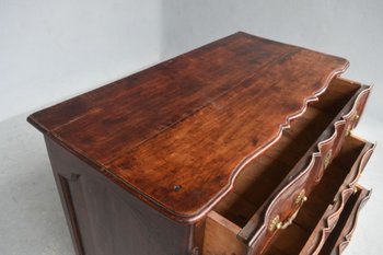Comò a balestra curva in noce del XVIII secolo