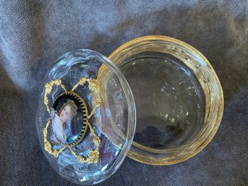 Scatola di cristallo con piatto in porcellana
