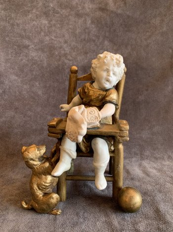 Il bambino sulla sedia