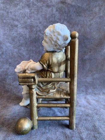 Il bambino sulla sedia