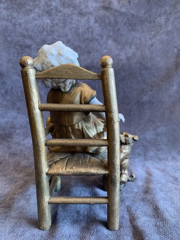 Il bambino sulla sedia