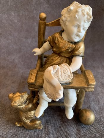 Il bambino sulla sedia