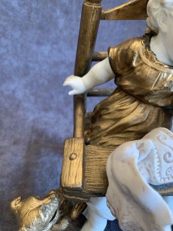 Il bambino sulla sedia