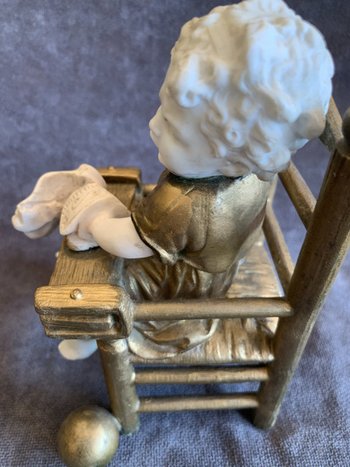 Il bambino sulla sedia